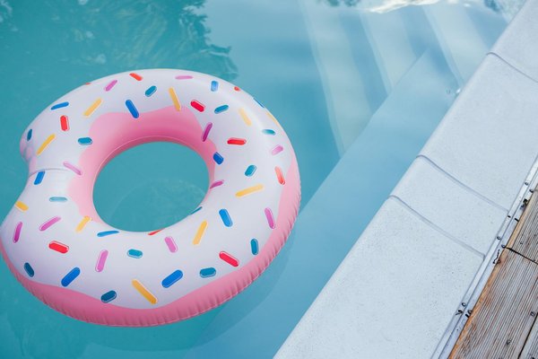 Optimisez la Sécurité de Votre Piscine : Guide Complet pour Concevoir des Escaliers Esthétiques et Fiables
